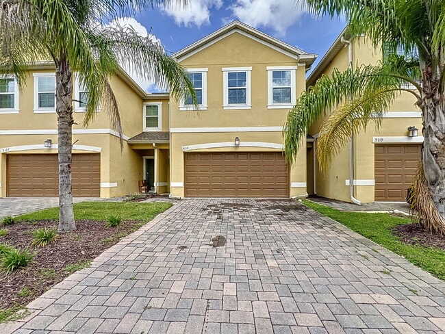 Building Photo - Available Now!  Charming 3-Bedroom Townhou...