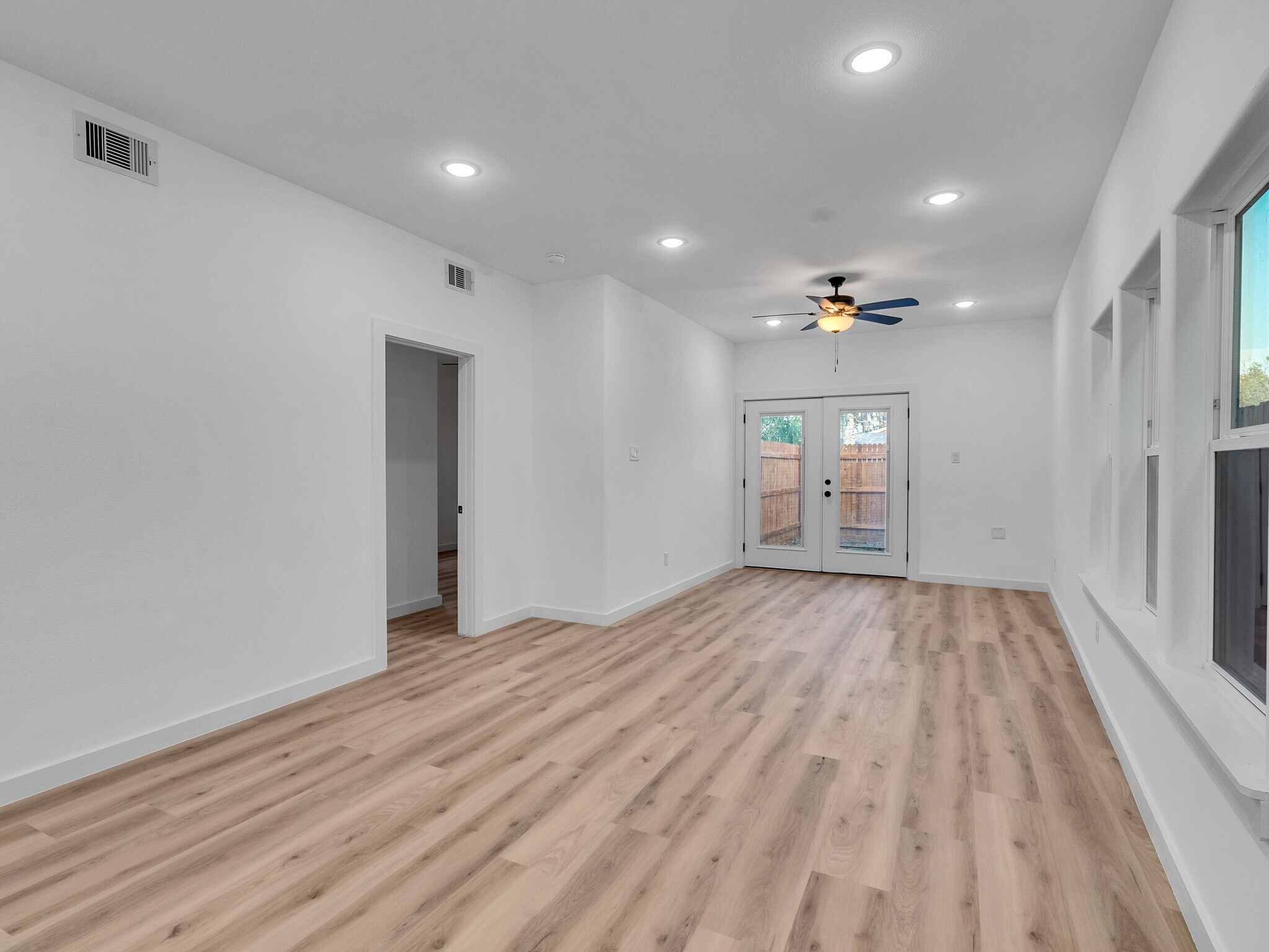 Building Photo - 9410 Firnat St