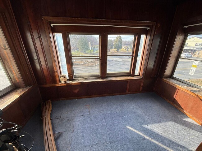 Building Photo - Spacious 3 bedroom 1 bathroom