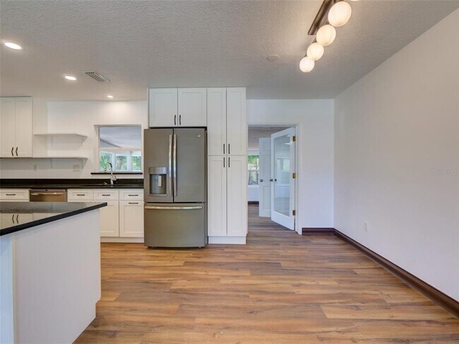 Building Photo - 305 Sunset Dr