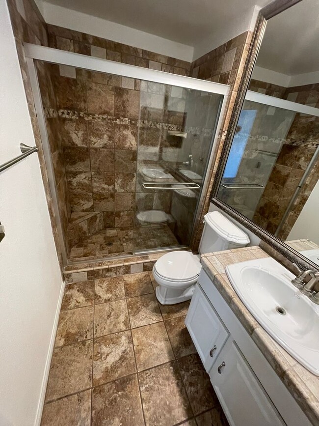 Building Photo - Bright 2bd/2bth in Quiet Del Mar Gated Community