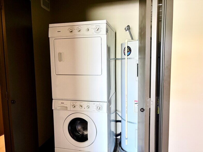 Building Photo - 1127 Broadway St NE