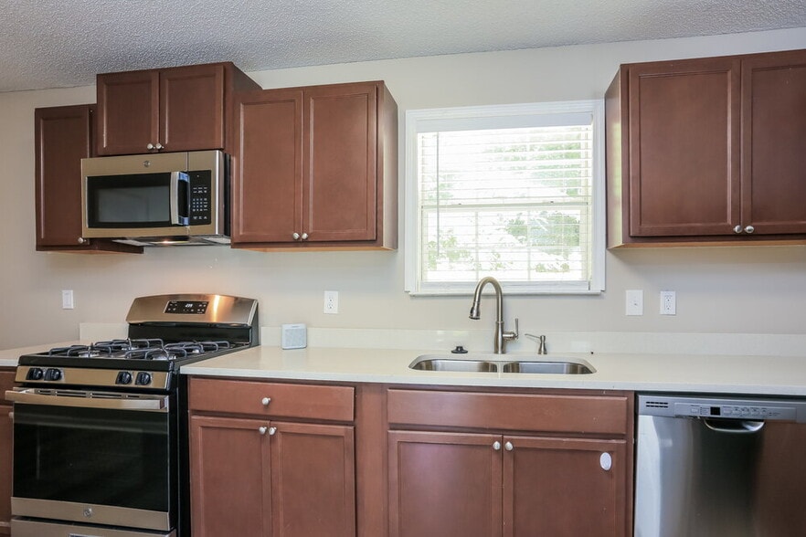 Building Photo - 2350 Sapphire Ct