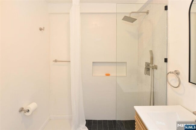 Building Photo - 413 Terhune Ave