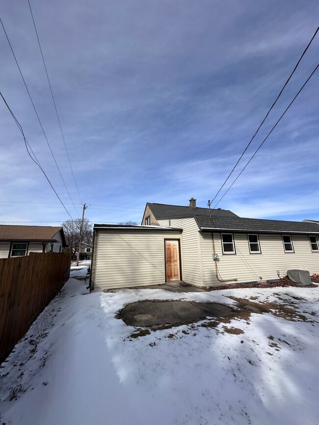 Building Photo - UPDATED 3 BR/1 BATH WITH EXTRA GARAGE SPACE