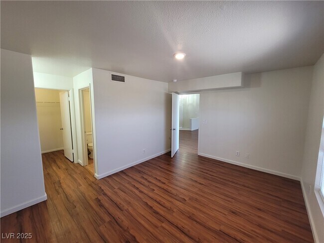 Building Photo - 3125 N Buffalo Dr