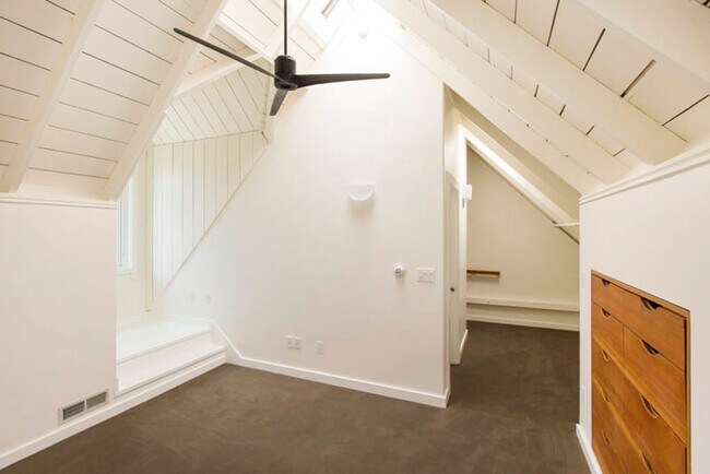 Building Photo - Balcony & Gas Fireplace: Sunny Apartment i...