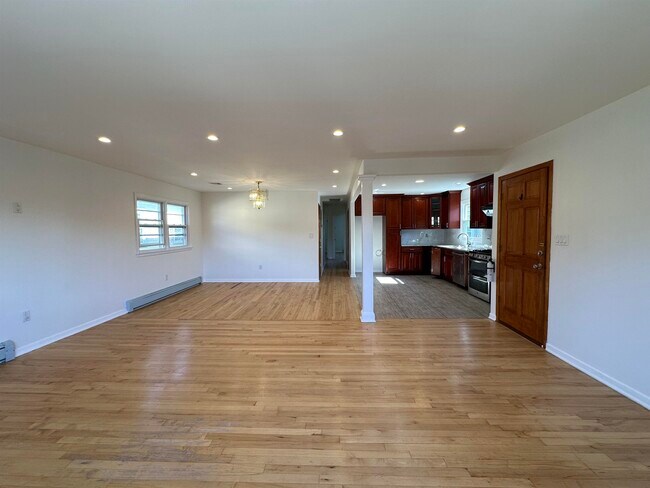 Building Photo - 33 E 51st St