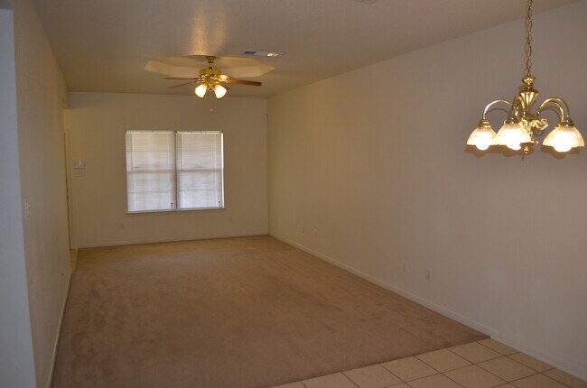Building Photo - 910 Crymes Ln