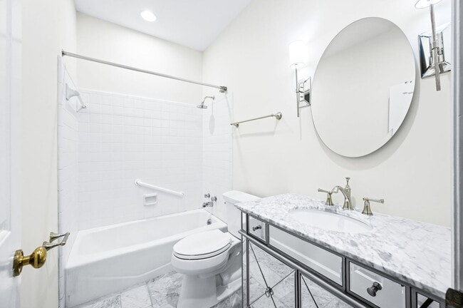 Building Photo - Awesome 3BE/2BA home in the heart of Green...