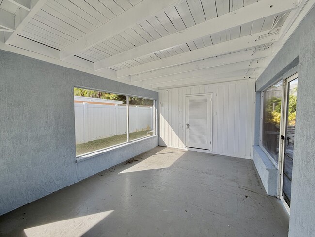 Building Photo - 1615 Crest Dr