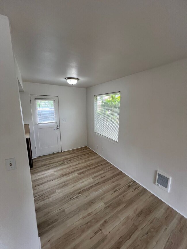 Building Photo - 352-352 E 17th Ave