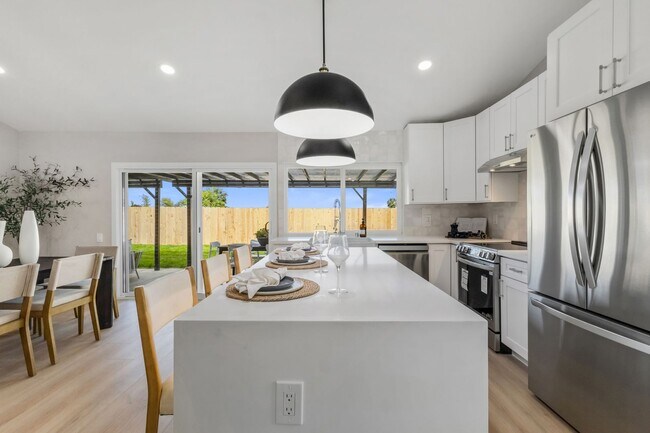 Building Photo - Beautifully Renovated 3 Bed/2 Bath Home in...