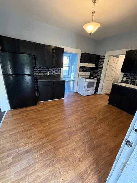 Building Photo - 1641 N Main St