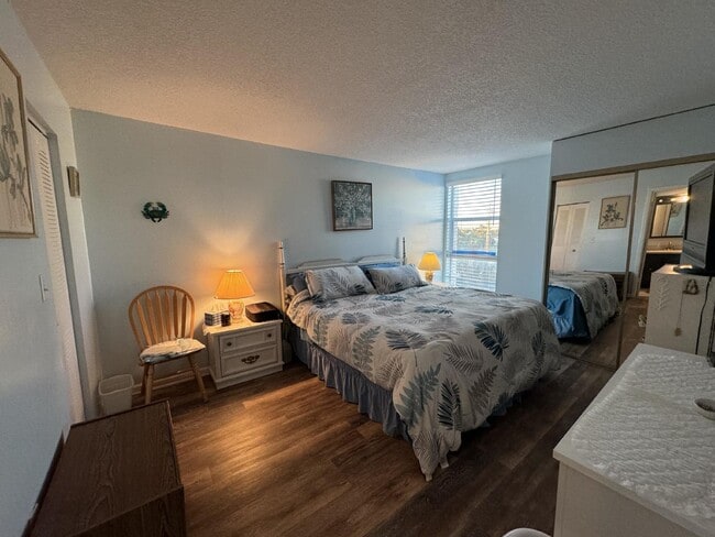 Building Photo - 2 Bedroom 2 Bathroom direct ocean condo