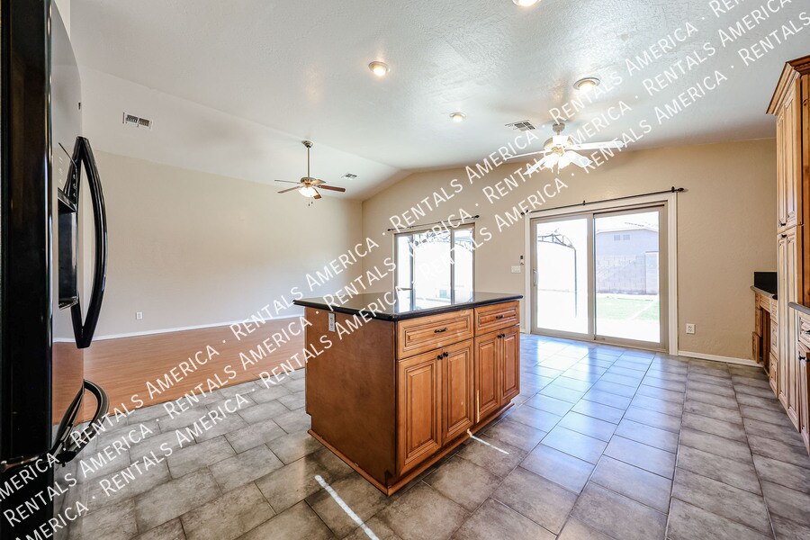 Building Photo - 9714 W Heber Rd