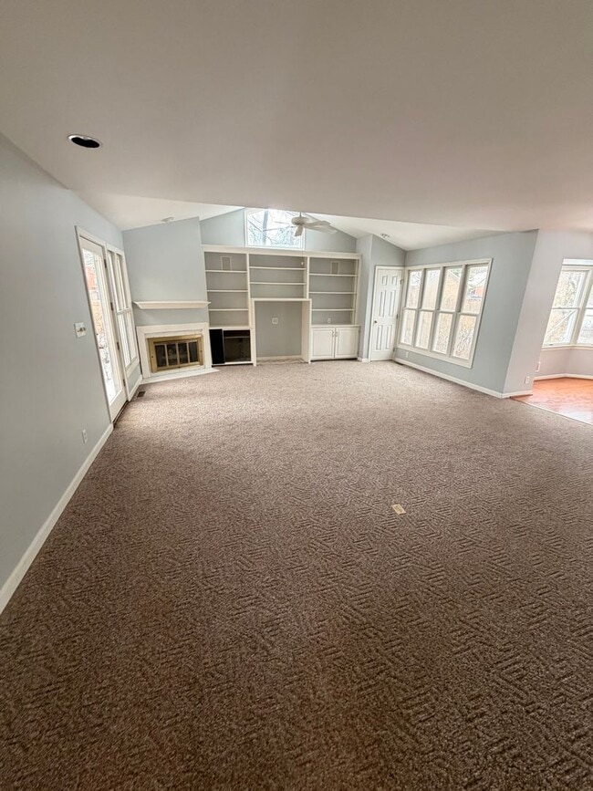 Building Photo - Gorgeous 3 bedroom house with finished basement!