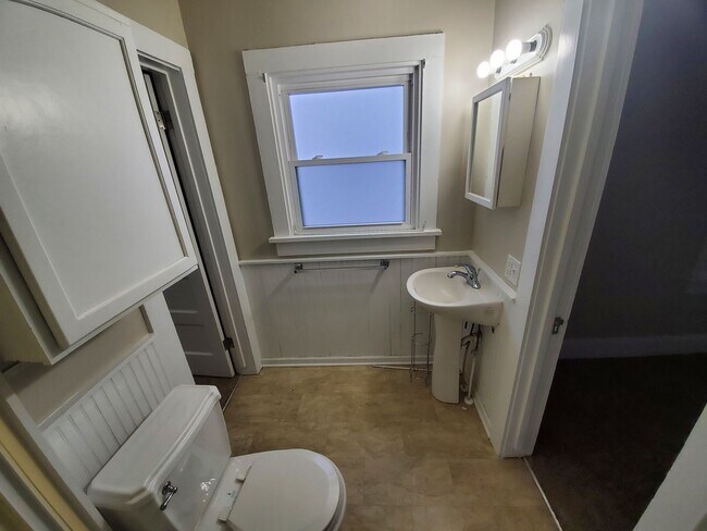 Building Photo - 2 bedroom, 1 bathroom with 1 car garage!