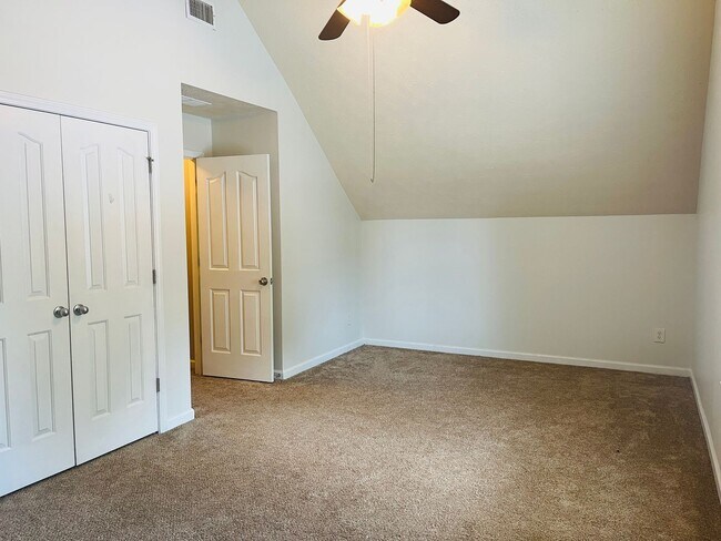 Building Photo - Beautiful 4 bedroom, 2.5 bathroom home in ...