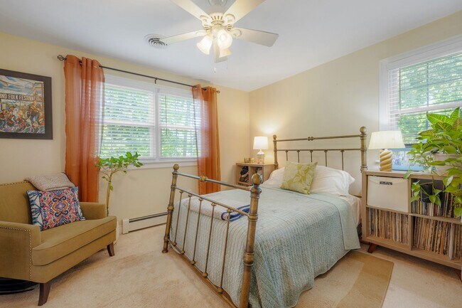 Building Photo - Beautiful Single-Level Home with In-Law Suite and Expansive Yard ***Available Early August 2026***