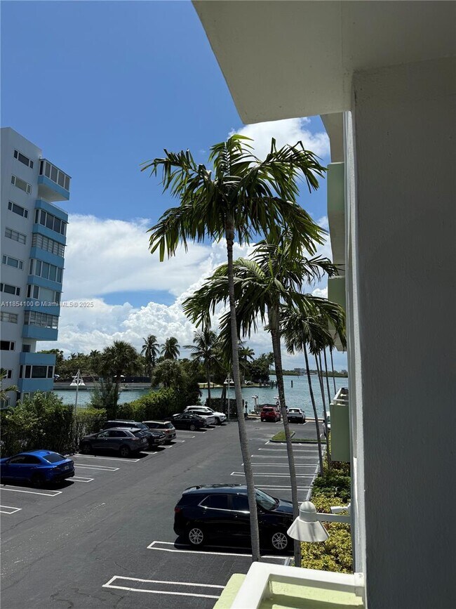 Building Photo - 10350 W Bay Harbor Dr