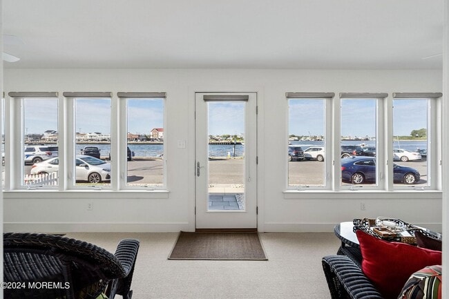 Building Photo - 556 Riverside Dr