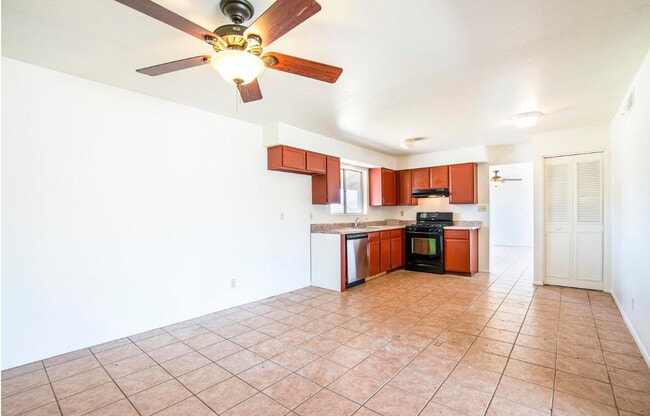 Building Photo - 1535 W Capri Ave