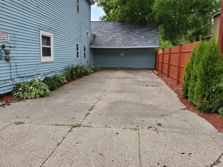 Plenty of parking - 1209 Pine St