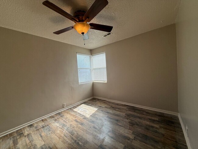 Building Photo - 1809 E Bayley St