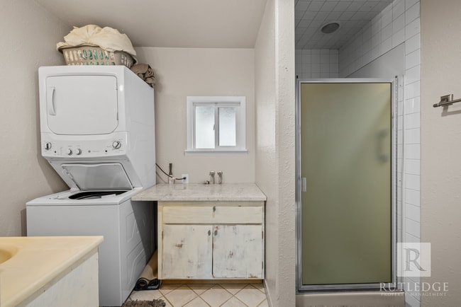 Building Photo - FULLY FURNISHED, Charming Short Term Rental!