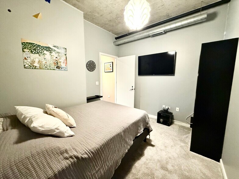 Building Photo - 125 E 13th St