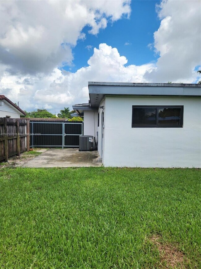 Building Photo - 10990 SW 57th St