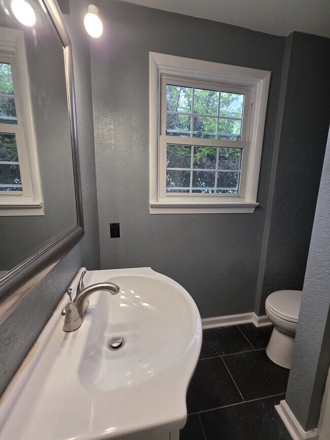 Building Photo - 307 E Pembroke Ave