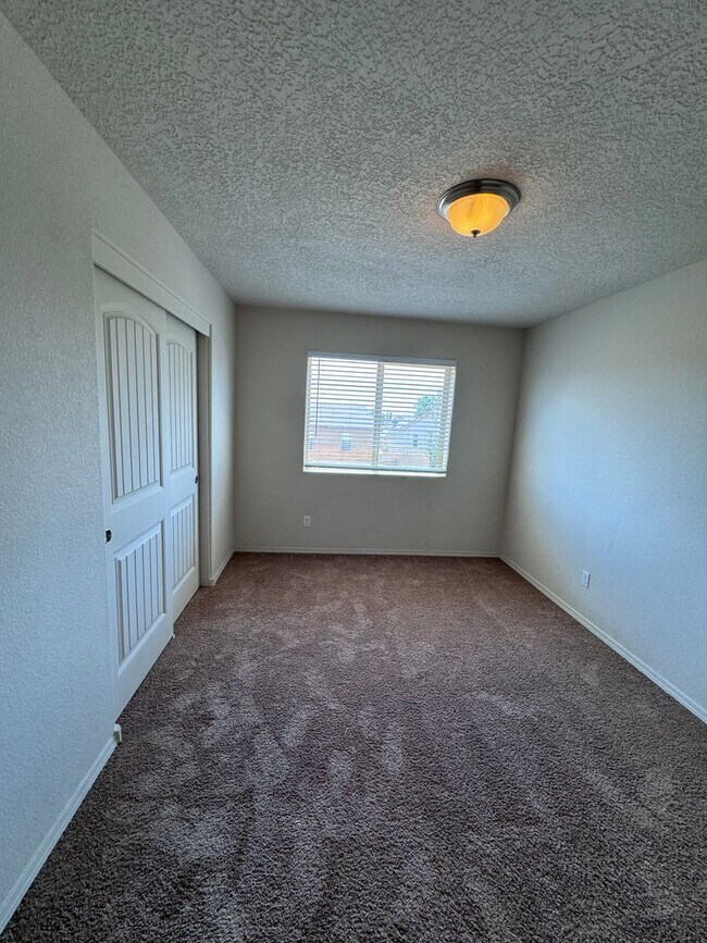 Building Photo - 4 bed home available now!