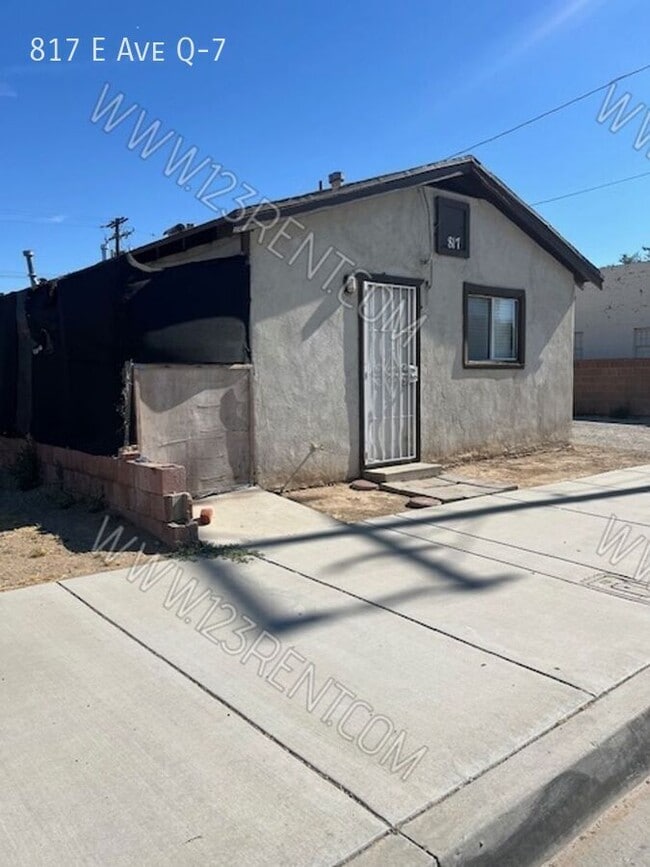 Building Photo - 817 E Ave Q-7