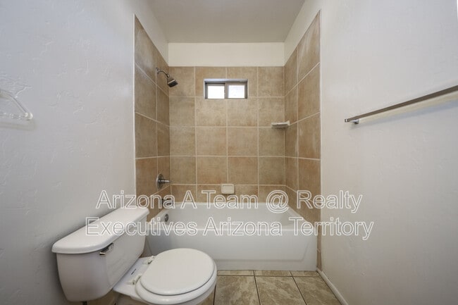 Building Photo - 2635 N Fontana Ave