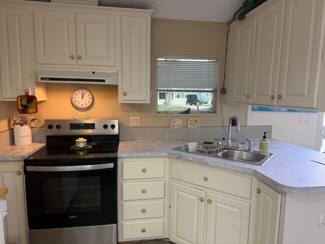 Building Photo - Mobile Home in Sarasota Lakes and Rv