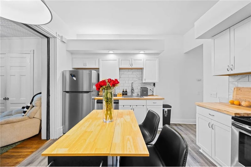 Building Photo - 469 Alexander St