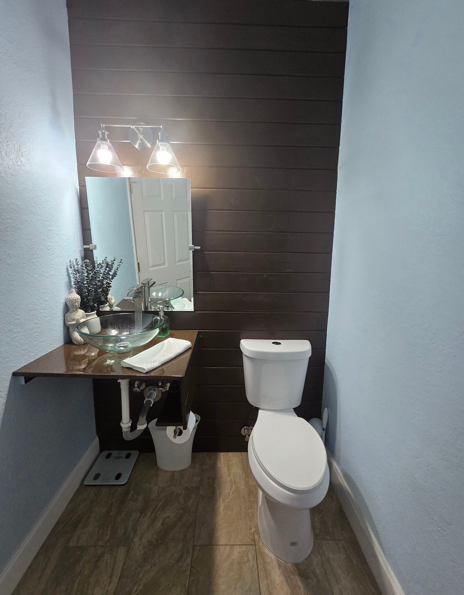 Half bathroom - 802 King Neptune Ln