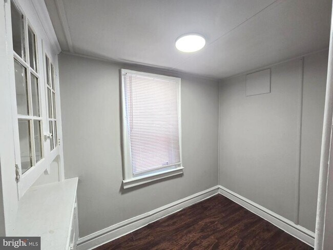 Building Photo - 204 W Duncannon Ave