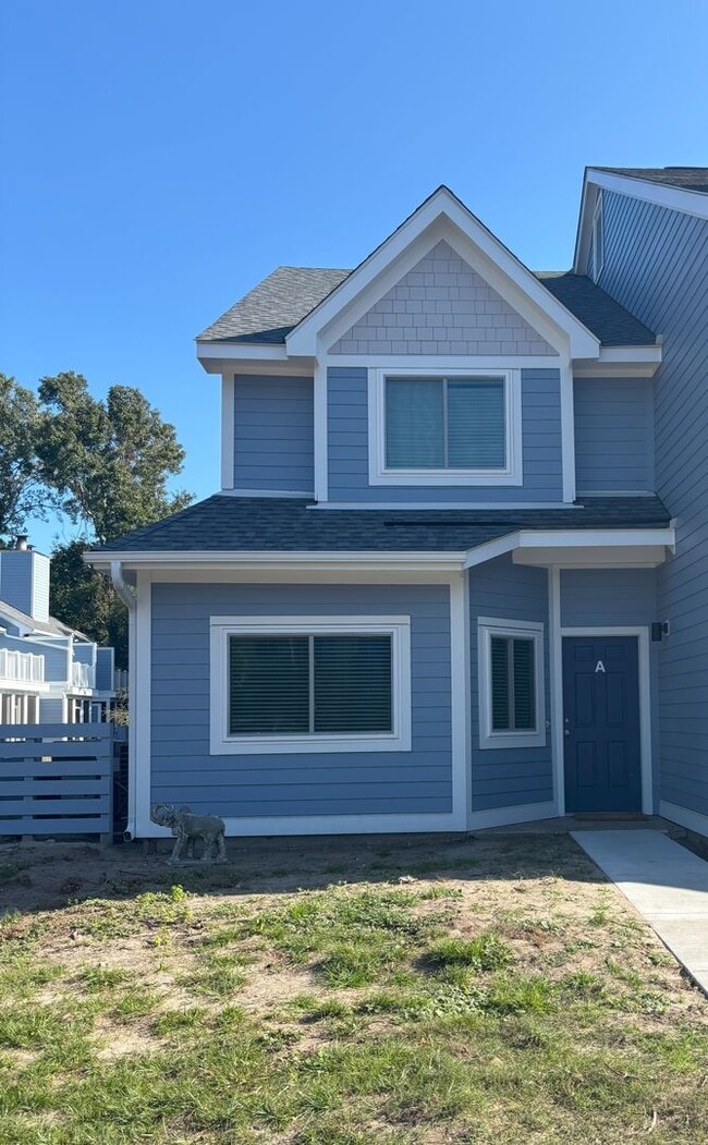 Building Photo - 2BD/2.5BA - TOWNHOME IN MT PLEASANT - AVAILABLE 8/1/26