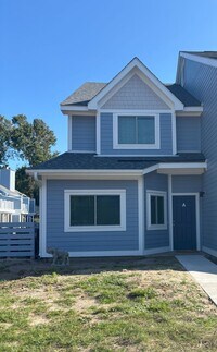 Building Photo - End Unit Townhome in Central Mount Pleasant - AVAILABLE August 1, 2026!