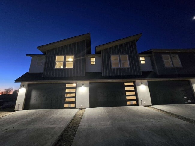 Building Photo - 207 Claw Ave