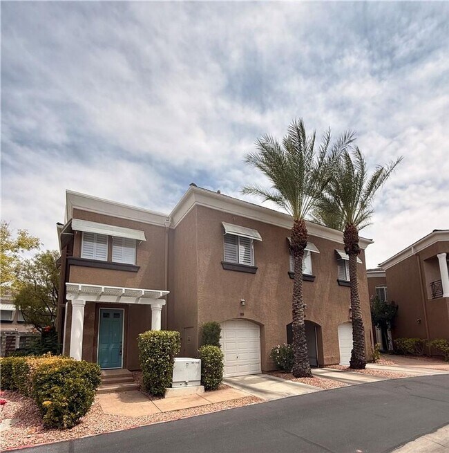 Building Photo - Amazing condominium in gated upscale neigh...