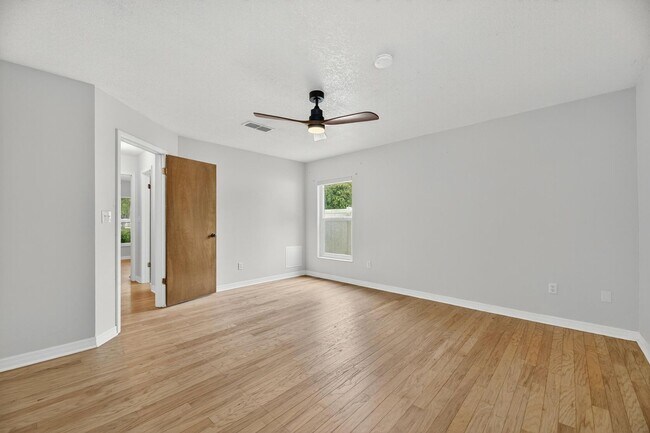Building Photo - Available Immediately!