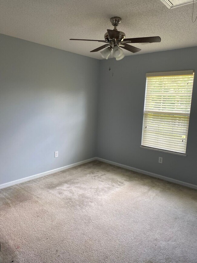 Building Photo - Beautiful 4 Bedroom