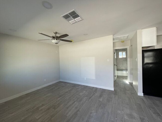 Building Photo - Newly Remodeled 1 Bedroom at end of culdesac, private gate