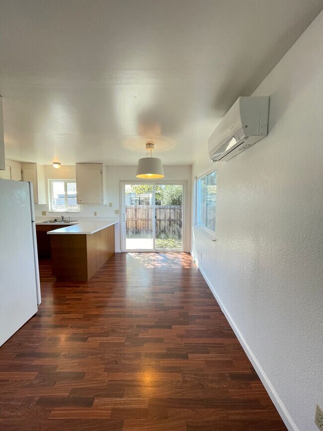 Building Photo - 12-775