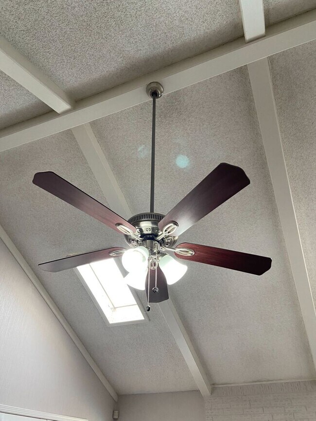 Building Photo - Home For Rent