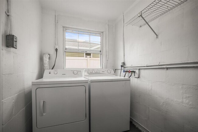 Building Photo - 2955 Bay View Dr